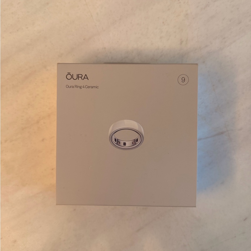 Oura Ring 4 in Elegant White Ceramic